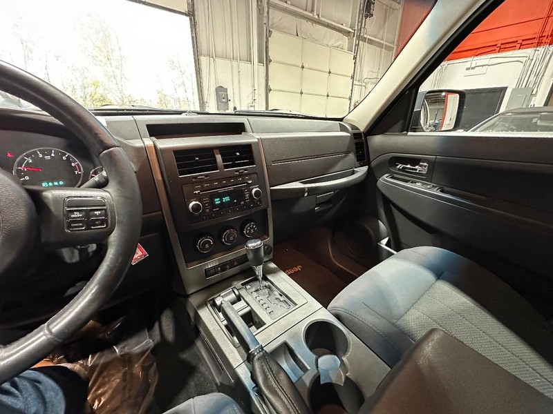 Jeep Liberty Vehicle Full-screen Gallery Image 22