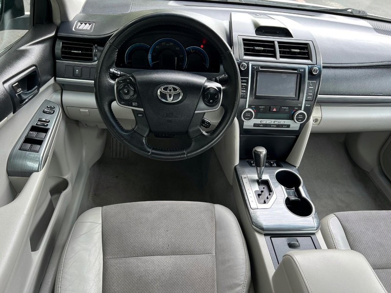 Toyota Camry Hybrid XLE Vehicle Image 06