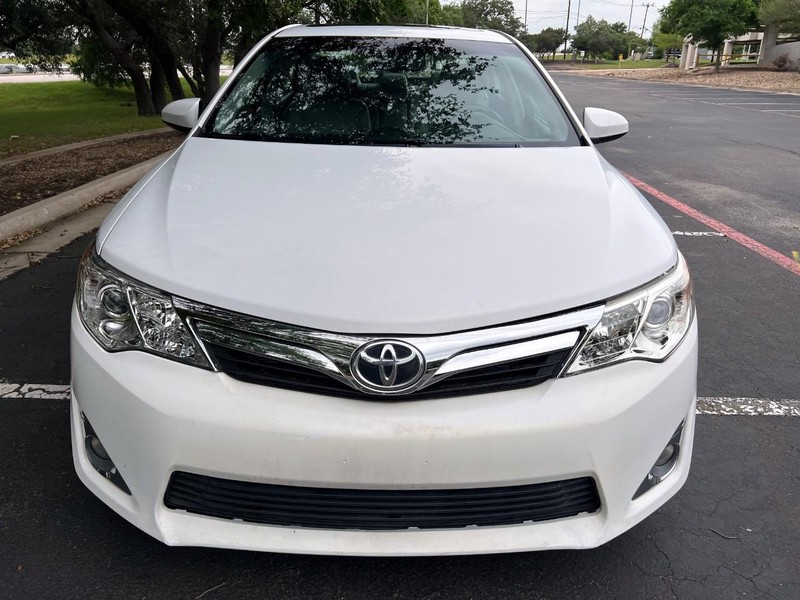 Toyota Camry Hybrid XLE Vehicle Image 07