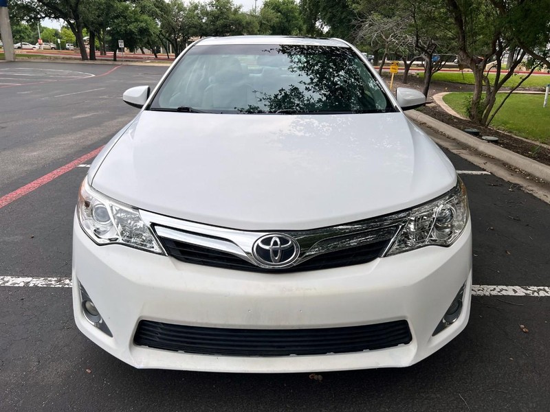 Toyota Camry Hybrid XLE Vehicle Image 12