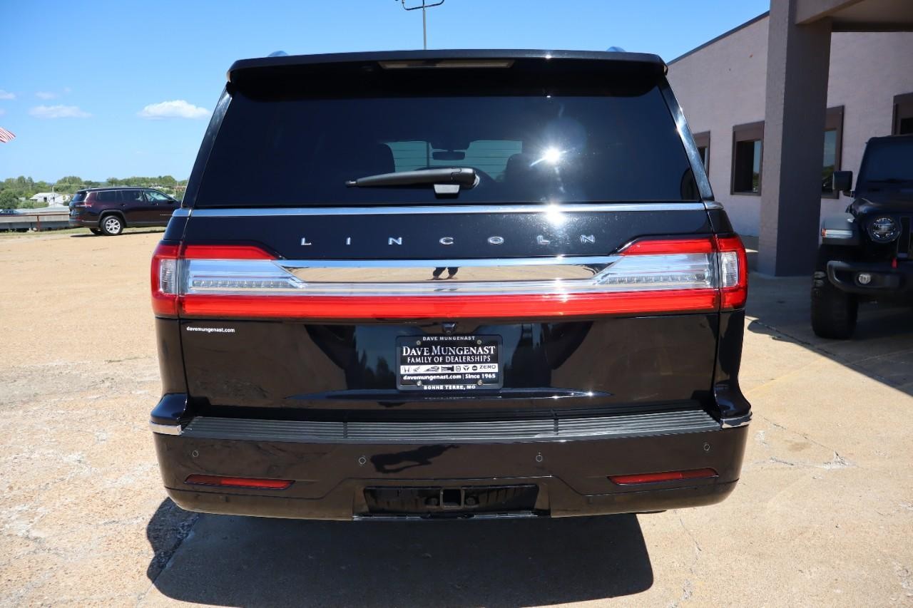 Lincoln Navigator L Vehicle Full-screen Gallery Image 4