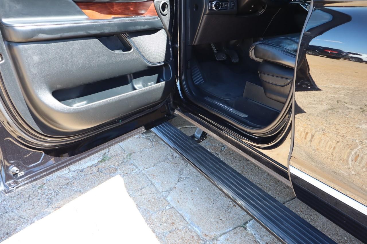 Lincoln Navigator L Vehicle Full-screen Gallery Image 9