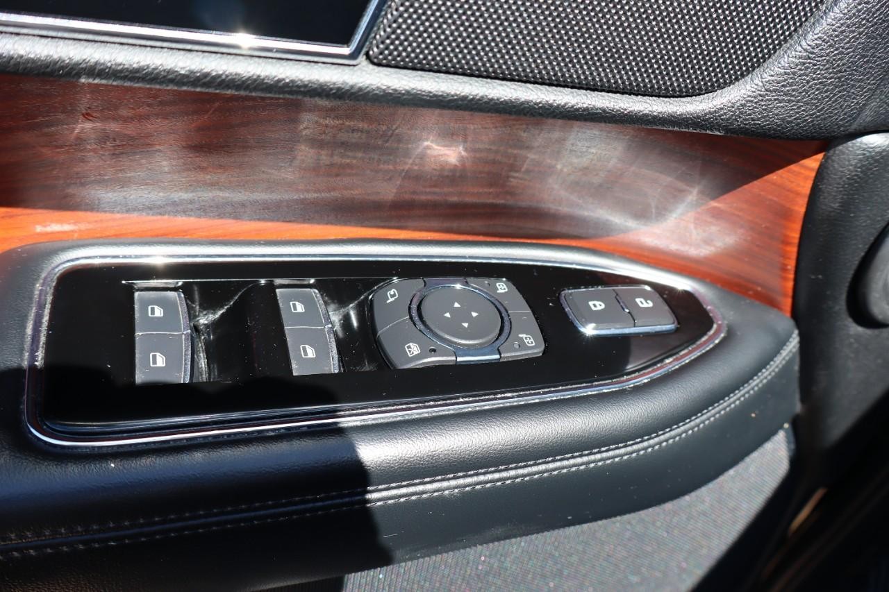 Lincoln Navigator L Vehicle Full-screen Gallery Image 10