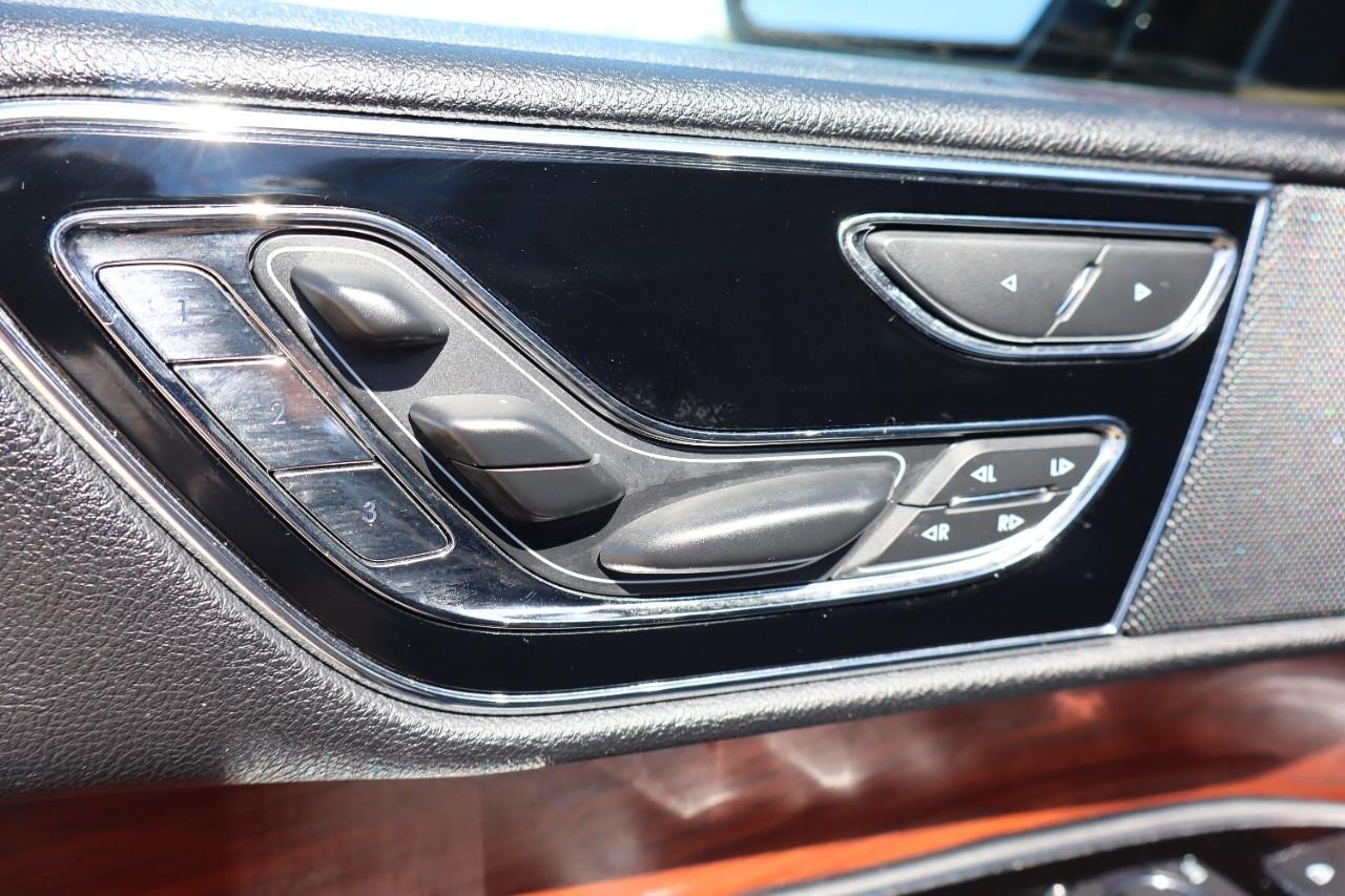 Lincoln Navigator L Vehicle Full-screen Gallery Image 11