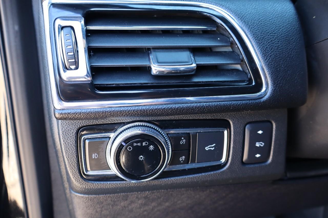 Lincoln Navigator L Vehicle Full-screen Gallery Image 12