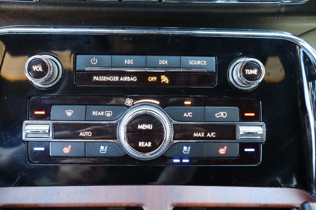 Lincoln Navigator L Vehicle Full-screen Gallery Image 15