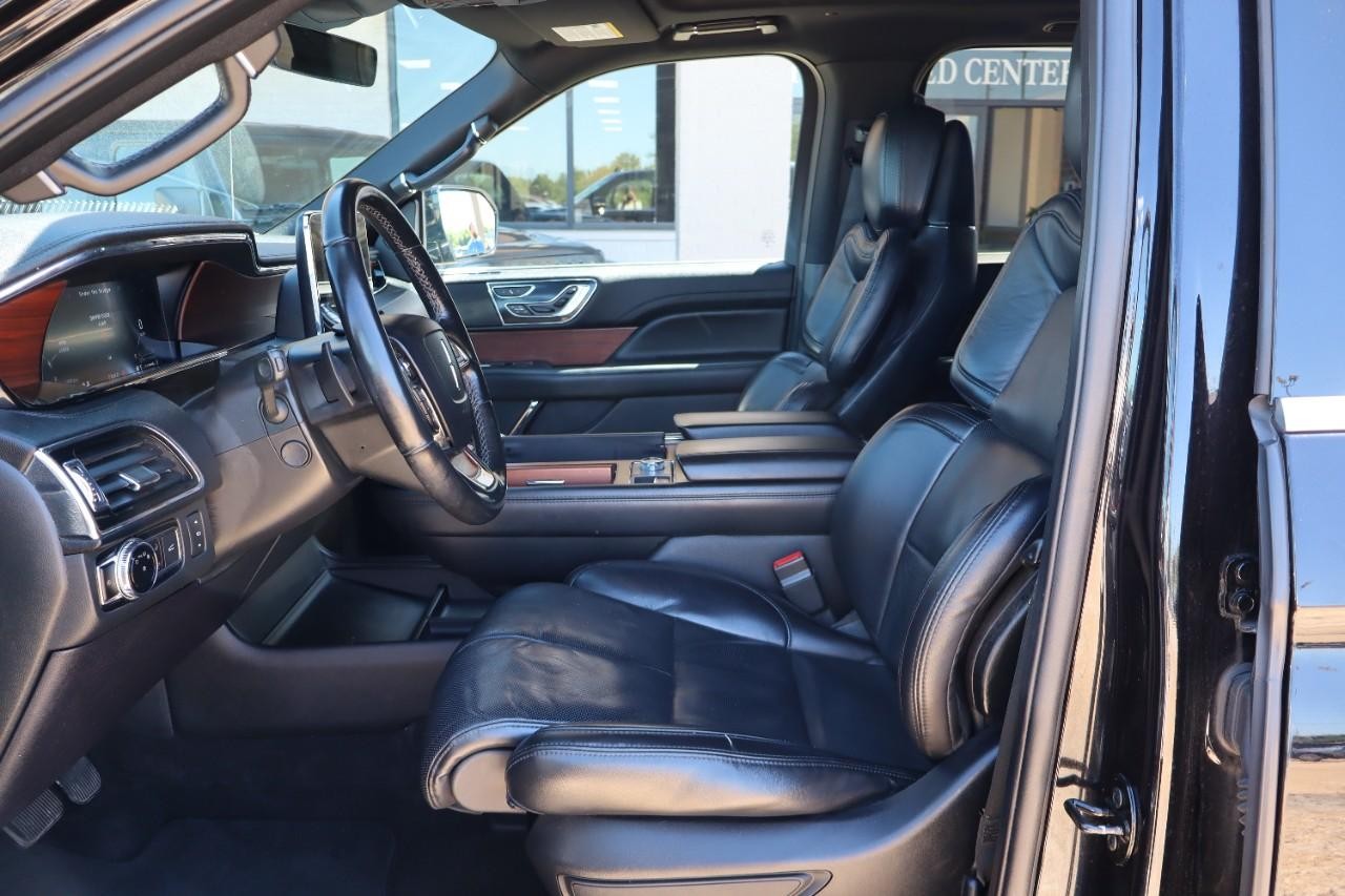 Lincoln Navigator L Vehicle Full-screen Gallery Image 18
