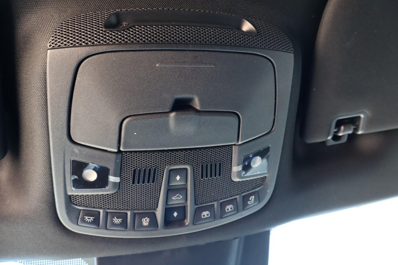 Lincoln Navigator L Vehicle Full-screen Gallery Image 21
