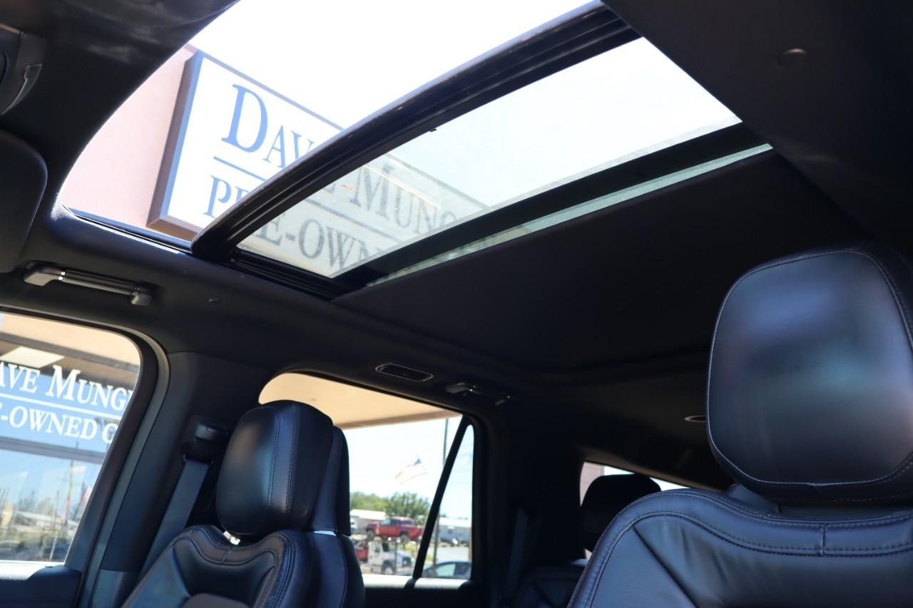 Lincoln Navigator L Vehicle Full-screen Gallery Image 22