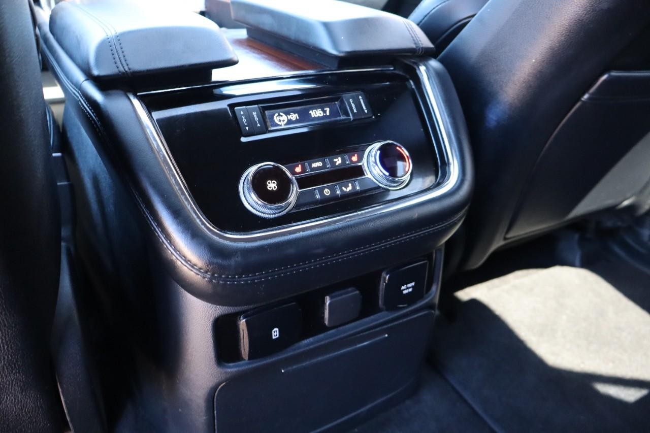 Lincoln Navigator L Vehicle Full-screen Gallery Image 23