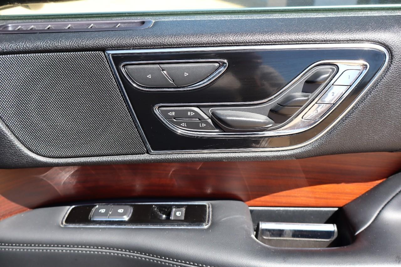 Lincoln Navigator L Vehicle Full-screen Gallery Image 28