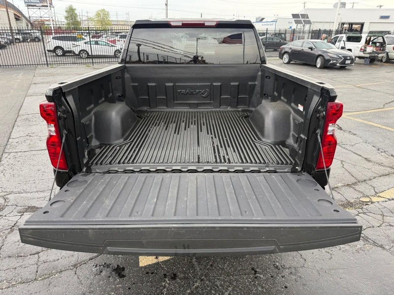 Chevrolet Silverado 1500 Vehicle Full-screen Gallery Image 10