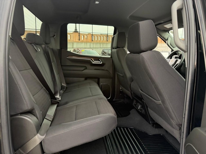 Chevrolet Silverado 1500 Vehicle Full-screen Gallery Image 15