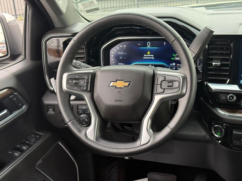 Chevrolet Silverado 1500 Vehicle Full-screen Gallery Image 18