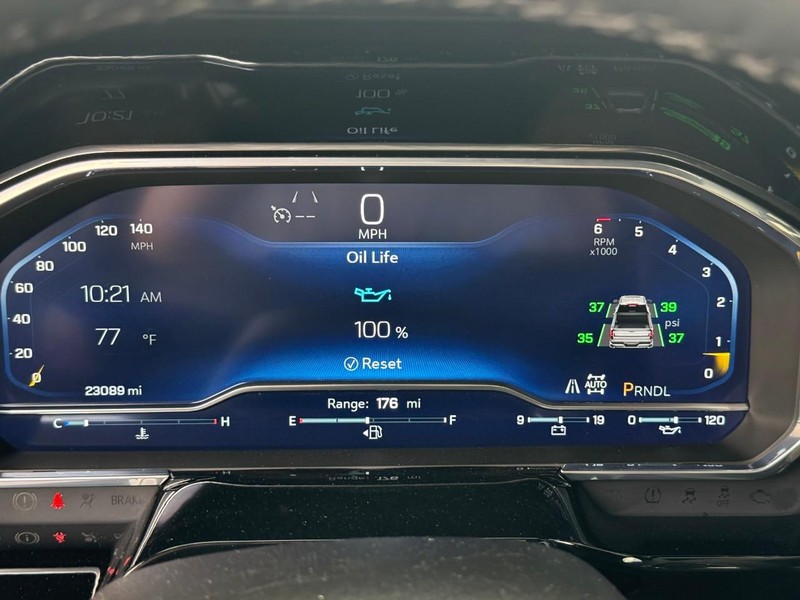 Chevrolet Silverado 1500 Vehicle Full-screen Gallery Image 26