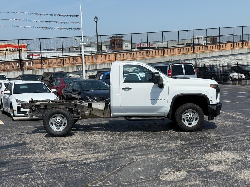 Chevrolet Silverado 2500HD Vehicle Full-screen Gallery Image 3