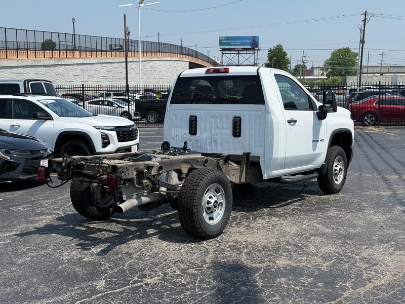 Chevrolet Silverado 2500HD Vehicle Full-screen Gallery Image 4