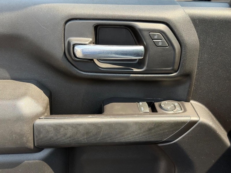 Chevrolet Silverado 2500HD Vehicle Full-screen Gallery Image 13