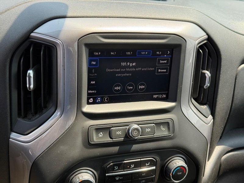 Chevrolet Silverado 2500HD Vehicle Full-screen Gallery Image 18