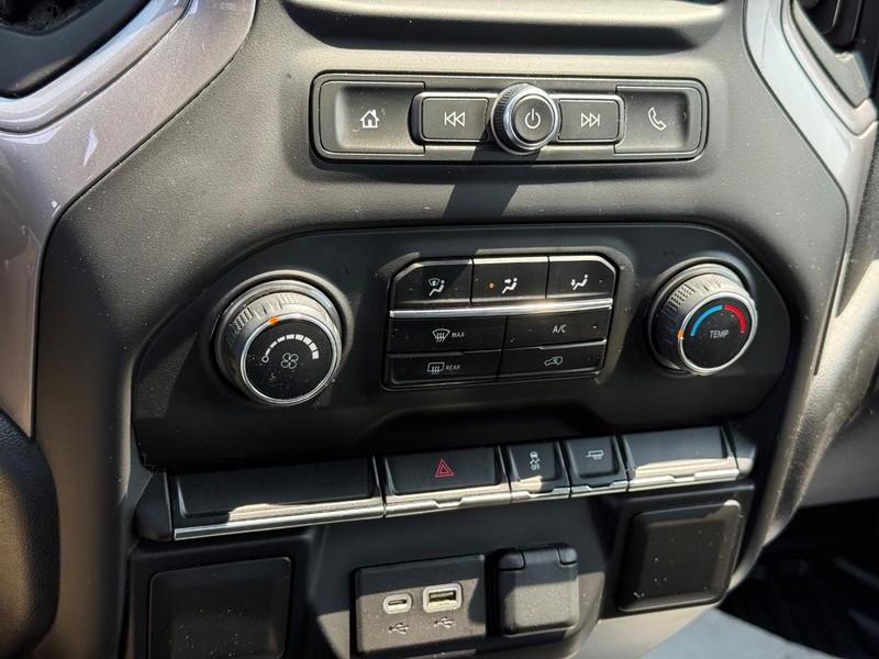 Chevrolet Silverado 2500HD Vehicle Full-screen Gallery Image 19