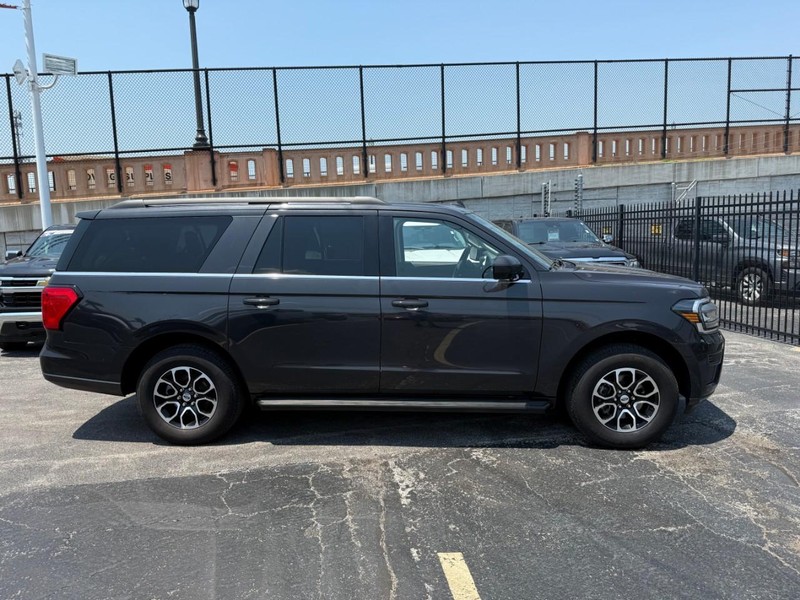 Ford Expedition Max Vehicle Full-screen Gallery Image 3