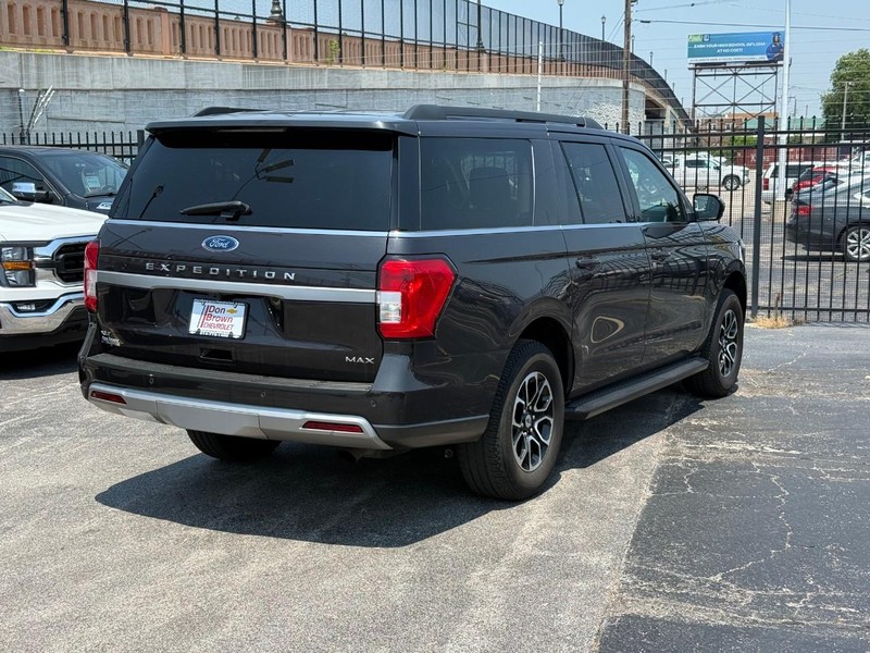 Ford Expedition Max Vehicle Full-screen Gallery Image 4