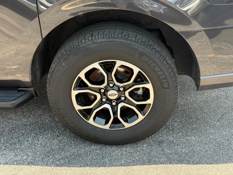 Ford Expedition Max Vehicle Full-screen Gallery Image 7