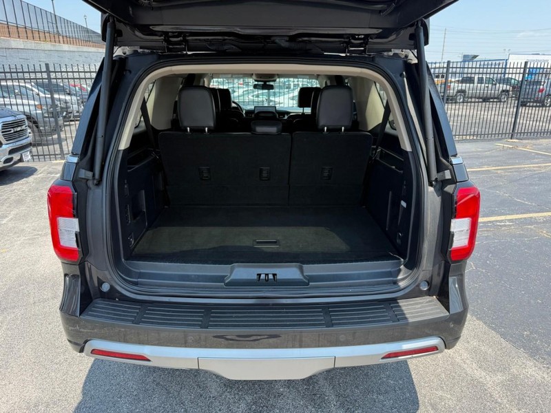 Ford Expedition Max Vehicle Full-screen Gallery Image 8