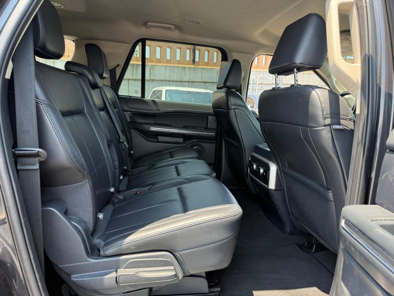 Ford Expedition Max Vehicle Full-screen Gallery Image 14