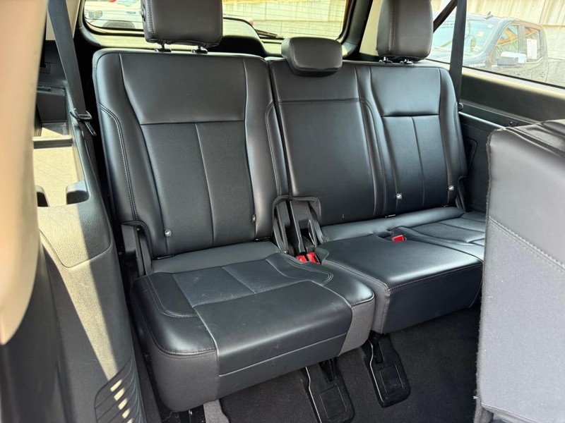 Ford Expedition Max Vehicle Full-screen Gallery Image 15