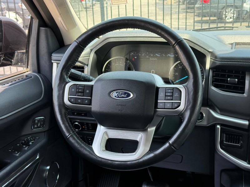 Ford Expedition Max Vehicle Full-screen Gallery Image 18