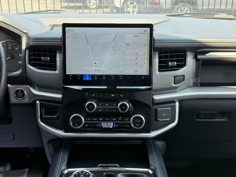 Ford Expedition Max Vehicle Full-screen Gallery Image 19