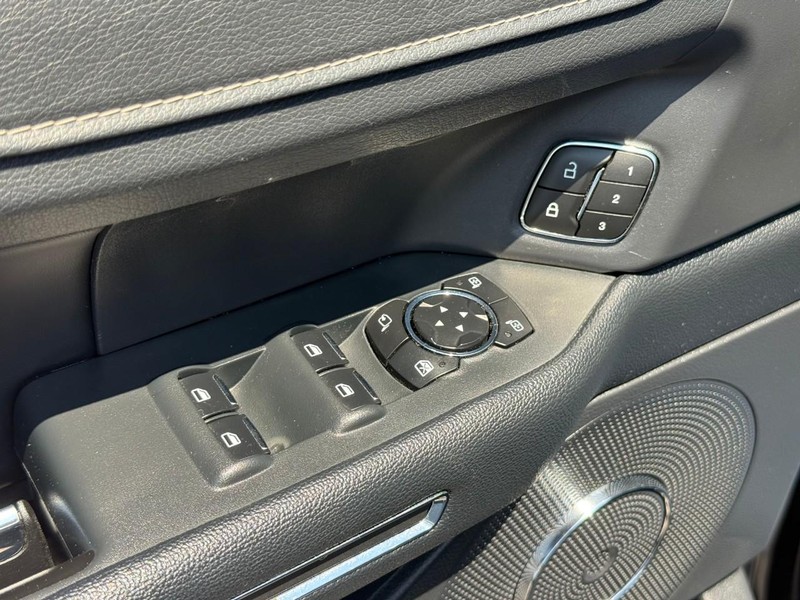 Ford Expedition Max Vehicle Full-screen Gallery Image 21