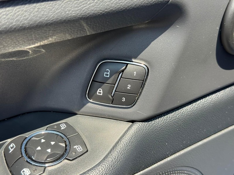 Ford Expedition Max Vehicle Full-screen Gallery Image 22