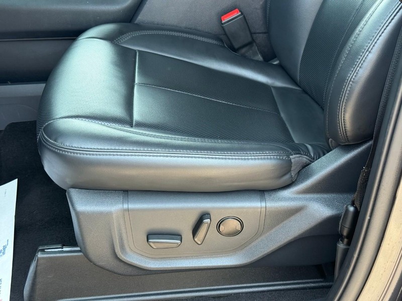 Ford Expedition Max Vehicle Full-screen Gallery Image 23