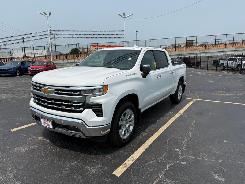 Chevrolet Silverado 1500 Vehicle Full-screen Gallery Image 3