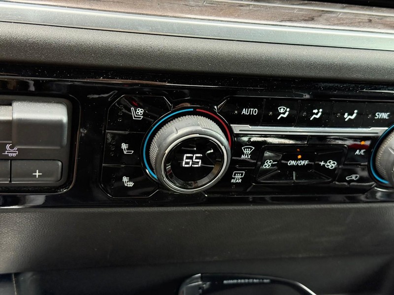 Chevrolet Silverado 1500 Vehicle Full-screen Gallery Image 24