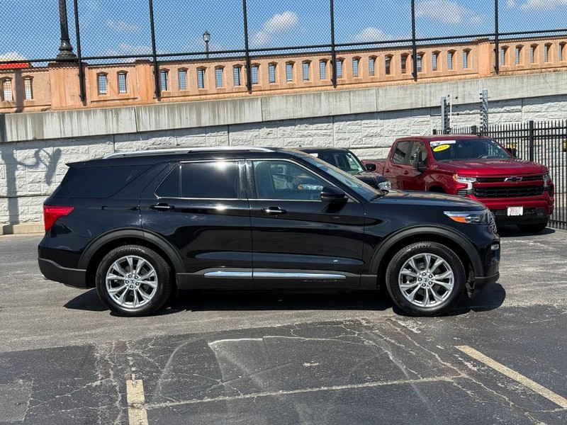 Ford Explorer Vehicle Full-screen Gallery Image 3