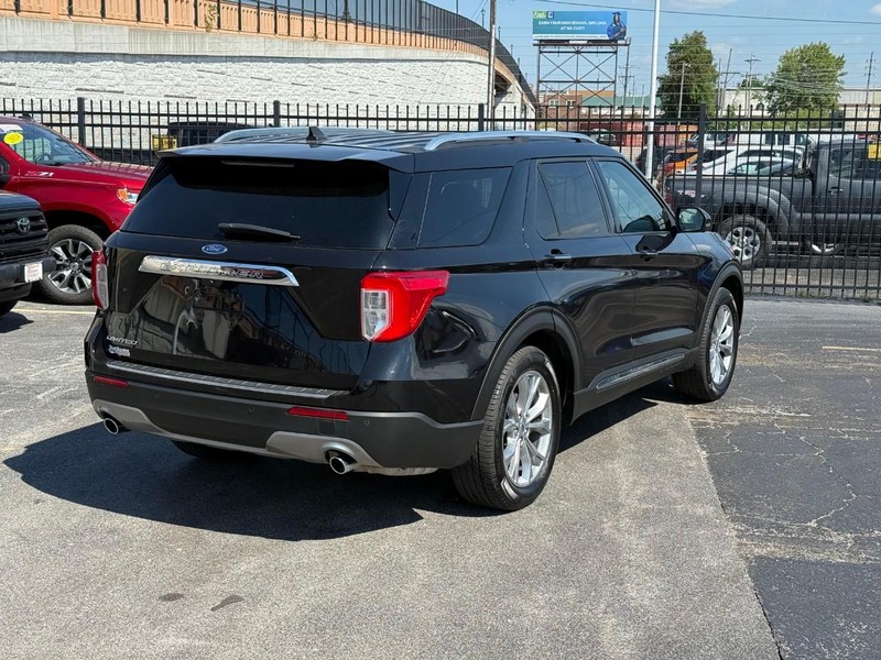 Ford Explorer Vehicle Full-screen Gallery Image 4