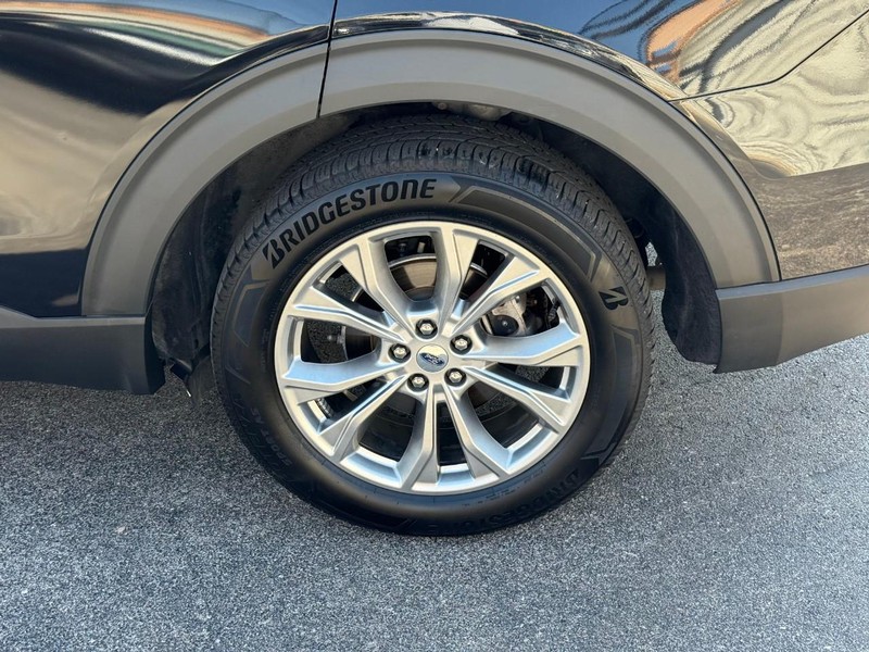 Ford Explorer Vehicle Full-screen Gallery Image 7