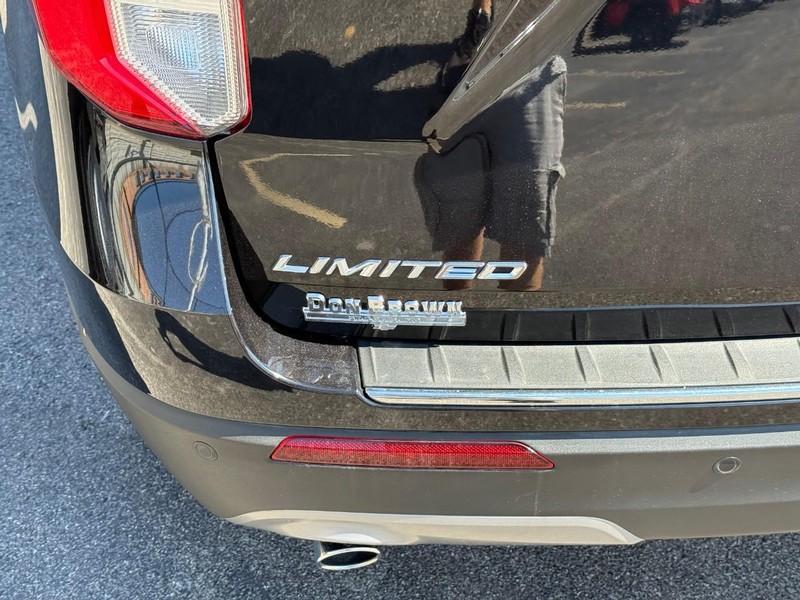Ford Explorer Vehicle Full-screen Gallery Image 8