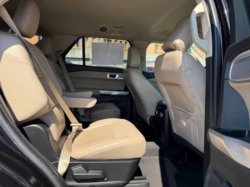 Ford Explorer Vehicle Full-screen Gallery Image 15