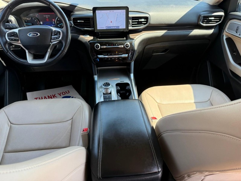 Ford Explorer Vehicle Full-screen Gallery Image 17