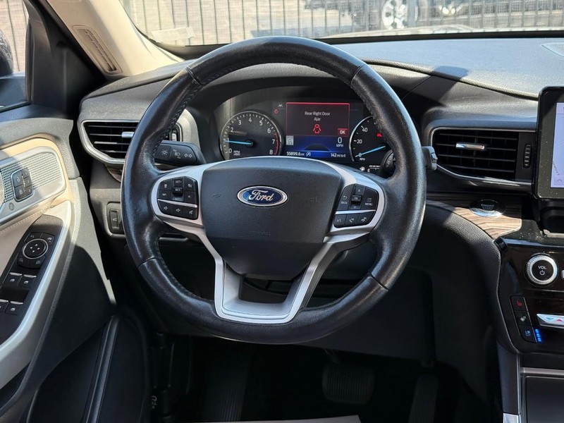 Ford Explorer Vehicle Full-screen Gallery Image 18