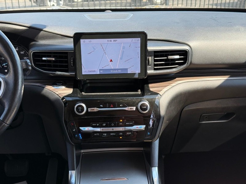 Ford Explorer Vehicle Full-screen Gallery Image 19