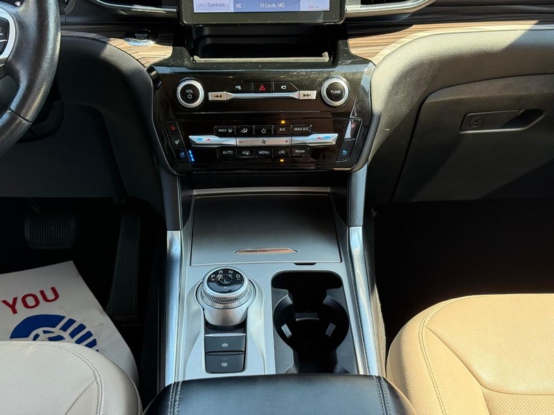 Ford Explorer Vehicle Full-screen Gallery Image 20