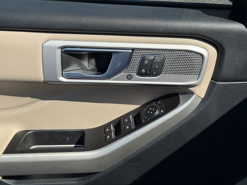 Ford Explorer Vehicle Full-screen Gallery Image 21