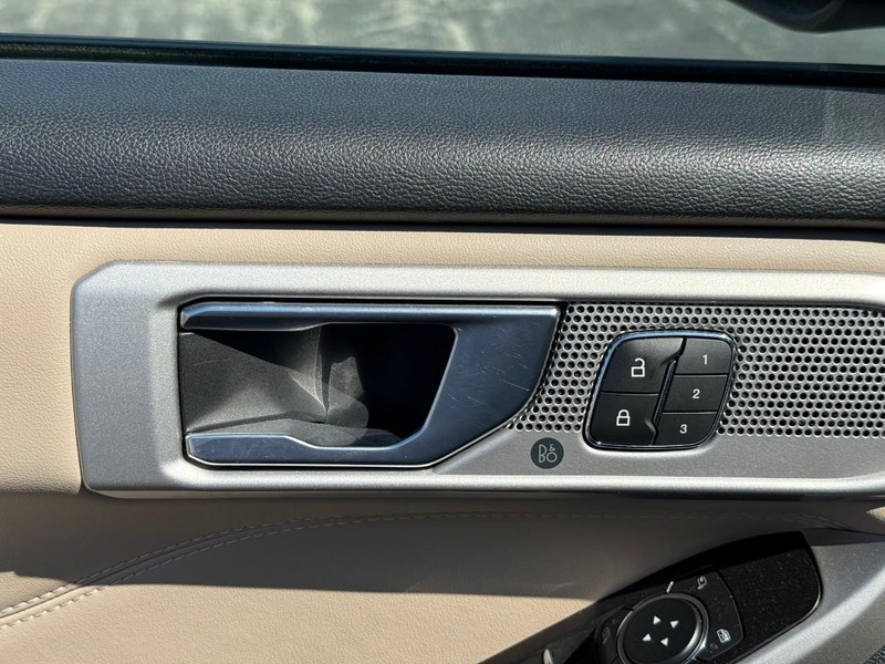 Ford Explorer Vehicle Full-screen Gallery Image 22