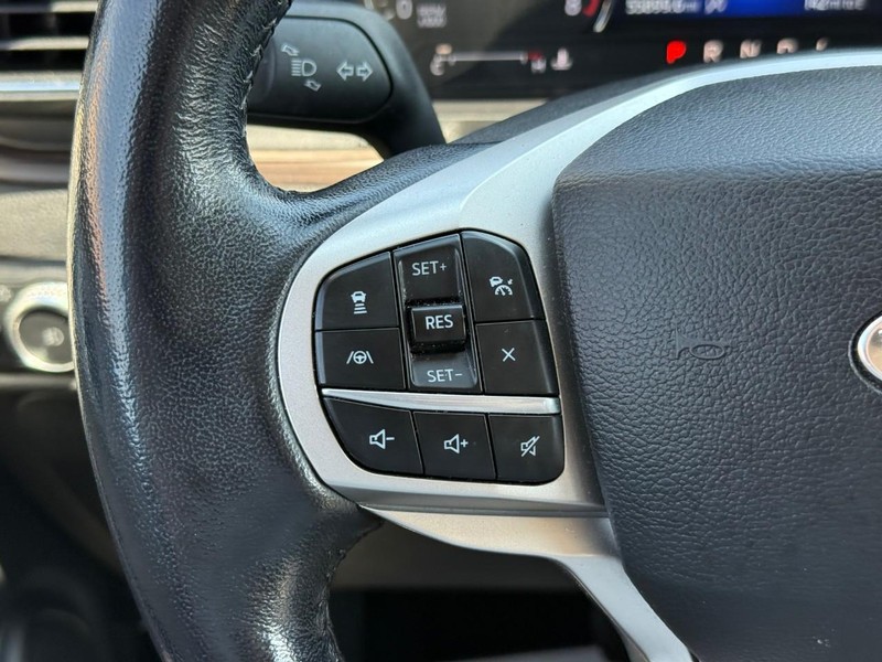 Ford Explorer Vehicle Full-screen Gallery Image 25