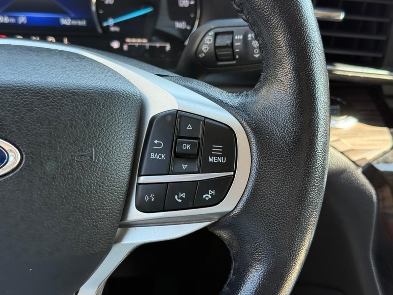 Ford Explorer Vehicle Full-screen Gallery Image 26
